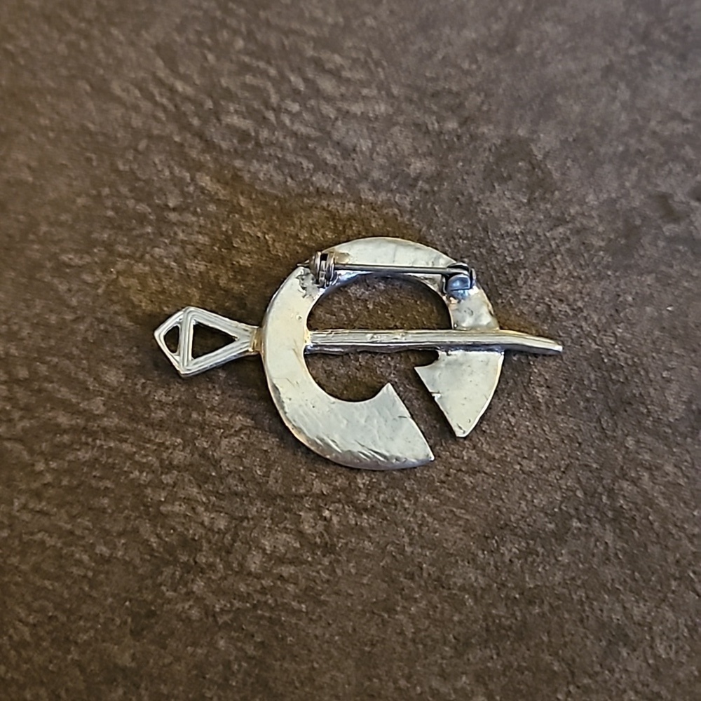 Vintage 1970s Silvertone Celtic Sword and Shield Unisex Brooch Pin - Picture 4 of 5